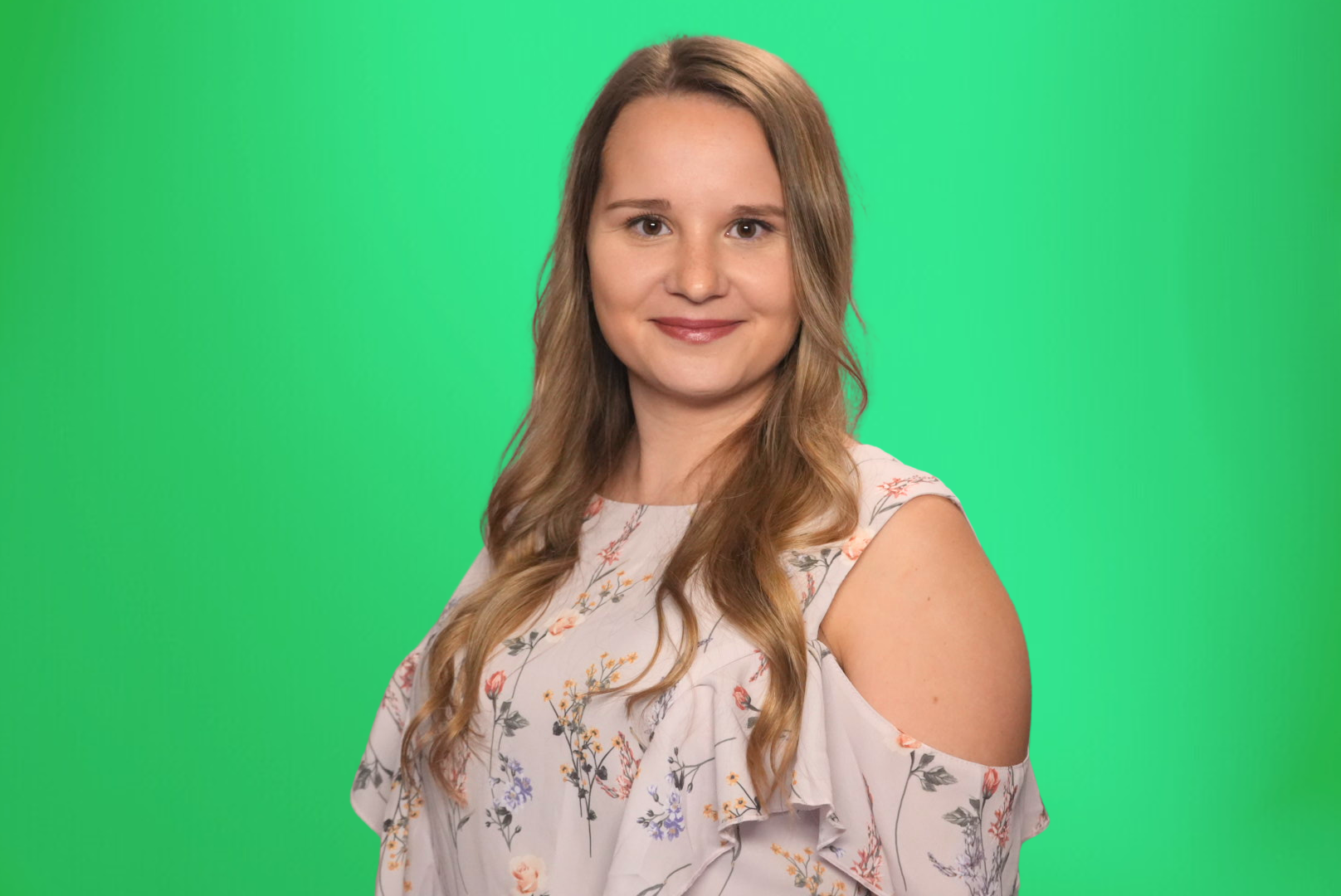 Frau posiert vor grüner Greenscreen Leinwand für die Fotobox mit Hintergrundwechsel